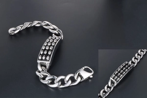 Dettaglio del bracciale cubano in acciaio inossidabile con piastra a teschio 3D e moschettone
