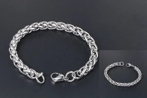 Détail macro du bracelet chaîne épi pour homme en acier inoxydable avec fermoir mousqueton