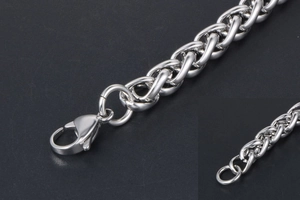 Gros plan d'une chaîne épi en acier poli avec fermoir mousqueton pour bracelets hommes