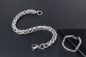 Vue détaillée du bracelet chaîne à mailles blé argenté avec fermoir mousqueton et texture