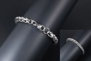 Détail macro du bracelet chaîne de blé argenté pour hommes avec fermoir homard
