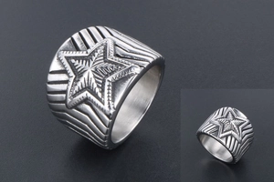 Vue macro d'une bague large pour homme en acier avec relief étoile 3D et texture fine