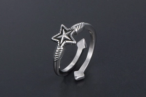 Detail of adjustable star ring featuring engraved arrow texture and punk metal finish