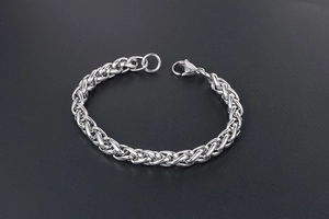 Gros plan d'un bracelet pour homme en acier inoxydable avec maille blé et fermoir