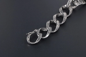 Vue macro d'un bracelet tête de mort vintage avec motifs gravés sur les maillons