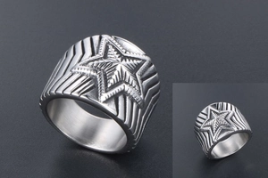 Détail d'une bague large pour homme en acier inoxydable avec relief d'étoile punk
