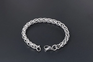 Détails d'un bracelet en acier titane argenté avec maille épi et fermoir mousqueton