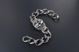 Détail du bracelet punk tête de mort en argent rétro avec chaîne à maillons épais en acier