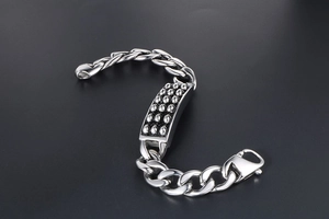 Dettaglio del bracciale a catena groumette in acciaio inossidabile con placca testurizzata