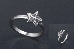 Gros plan détaillé d'une bague vintage en acier inoxydable avec un ornement en forme d'étoile