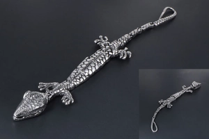 Détail macro du bracelet crocodile en acier pour hommes montrant les textures d'écailles