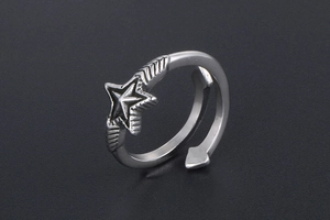 Close-up of adjustable silver star ring with vintage finish and pointed arrow design