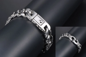 Detailaufnahme des Punk-Cuban-Gliederkettenarmbands mit Vintage-Blumengravur auf der Schließe
