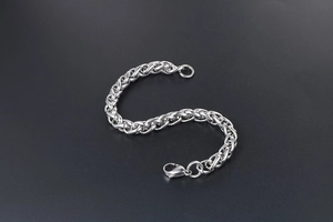 Gros plan sur le bracelet à chaîne en os de dragon poli argenté avec fermoir mousqueton