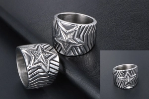 Détails macro d'une bague étoile en acier inoxydable rétro avec finition argentée vintage