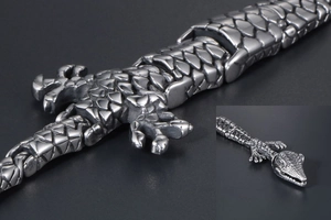 Détail macro du bracelet crocodile en acier inoxydable pour hommes avec texture écailles