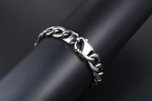 Dettaglio del bracciale a catena cubana argento lucido con chiusura a moschettone