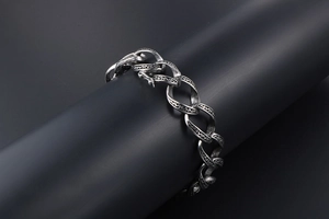 Vue détaillée du bracelet chaîne rock argenté avec des motifs de vagues gravés vintage