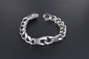 Makro-Detail des Punk-Doppelglied-Armbands aus Titanstahl mit geprägter Vintage-Textur