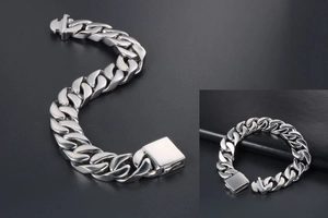 Détail d'un bracelet gourmette pour homme en acier titane avec fermoir rectangulaire
