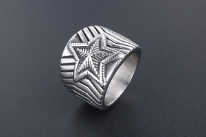 Vue macro d'une bague étoile en acier inoxydable avec rainures et style punk robuste