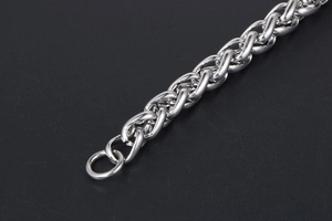 Gros plan du bracelet chaîne de quille en acier inoxydable argenté hautement poli