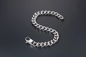 Detalle de la pulsera de cadena cubana plana plateada con un cierre de langosta sólido