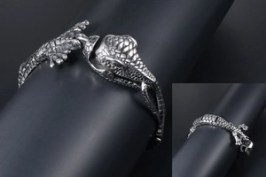 Gros plan du bracelet crocodile en acier inoxydable avec des textures d'écailles