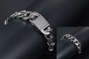 Détail du bracelet gourmette pour homme en acier inoxydable avec fermoir carré poli