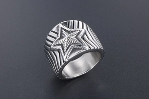 Gros plan d'une bague en acier argenté avec étoile en relief et rainures de style rétro