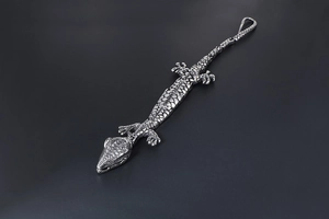 Vue macro des écailles texturées et du détail du crochet du bracelet crocodile en acier