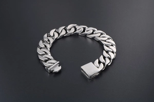 Gros plan sur le bracelet à mailles cubaines en acier titane avec fermoir boîte carré