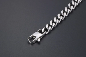 Vista detallada de la pulsera de cadena plana de acero de titanio con cierre de langosta
