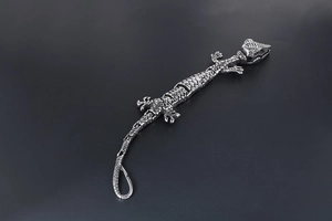 Vue détaillée du bracelet crocodile en acier avec écailles gravées et articulations