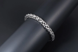 Gros plan sur le bracelet en maille épi argentée montrant le tissage et le polissage