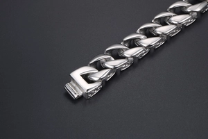 Nahaufnahme des silbernen Punk-Panzerarmbands mit polierter Oberfläche und Kastenverschluss