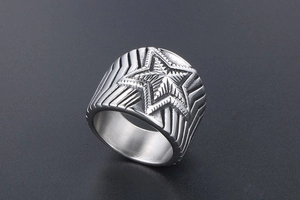 Vue macro d'une bague en acier inoxydable argenté avec une étoile 3D et des gravures