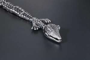 Gros plan détaillé d'un bracelet crocodile en acier inoxydable aux écailles réalistes