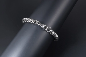 Détail du bracelet chaîne en os de dragon en acier titane avec fermoir mousqueton