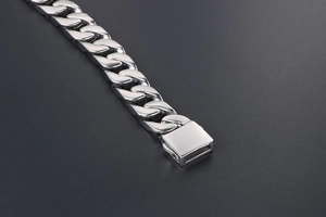 Gros plan détaillé d'un bracelet gourmette robuste en acier titane argenté avec fermoir carré