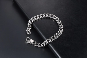 Pulsera de cadena cubana de plata pulida con cierre de langosta sobre cuero