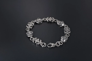 Detailed view of punk skull link bracelet in silver titanium steel with lobster clasp