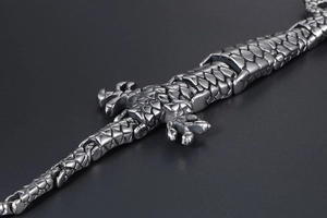 Détail macro du bracelet crocodile en acier inoxydable pour homme avec texture d'écailles