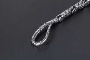 Vue macro d'un bracelet crocodile en acier inoxydable argenté avec texture d'écailles