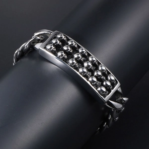Bracciale punk in acciaio inossidabile con placca teschi a rilievo e catena a maglie