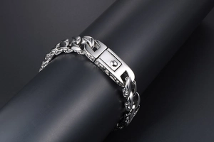 Makrodetail des silbernen Punk-Titanstahl-Armbands mit quadratischem Verschluss und Gliedern