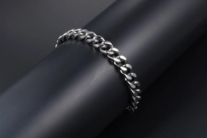 Detalle de pulsera de cadena de eslabones de acero de titanio sobre soporte negro