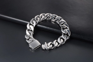 Détail du bracelet gourmette en acier titane argenté poli avec fermoir industriel