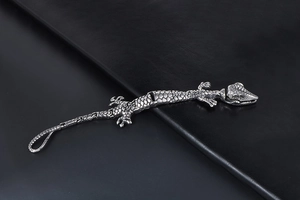Vue détaillée du bracelet crocodile en acier inoxydable argenté avec textures d'écailles