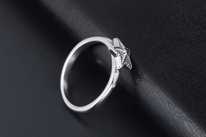 Détail d'une bague étoile en acier inoxydable avec texture radiale et bord perlé